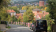 Eng, steil, sanierungsbed&uuml;rftig: 2027 Jahr will die Stadt Lichtenfels die Reparatur der Schlo&szlig;bergstra&szlig;e angehen.