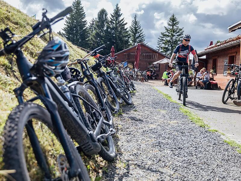 Radfahrer bev&ouml;lkern meist mittwochs die Gem&uuml;ndener H&uuml;tte.