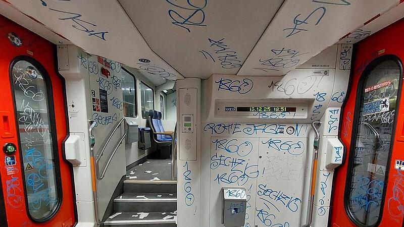 Fußballfans beschädigen Regionalzug in Bayern