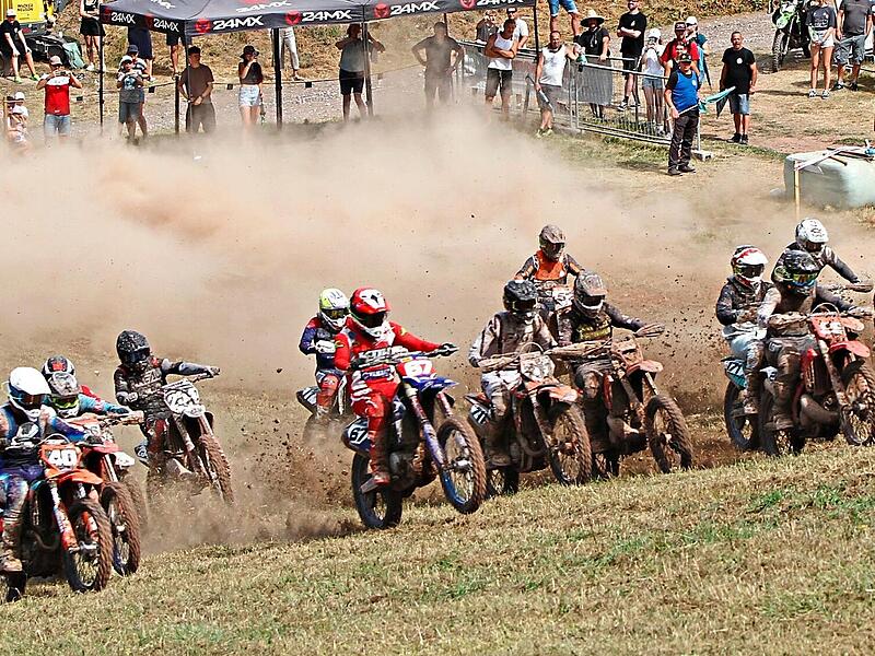 Nach dem Start setzen die Crossfahrer der Klassen MX 1 und MX 2 zur ersten Bergauffahrt an.G&uuml;nther Geiling