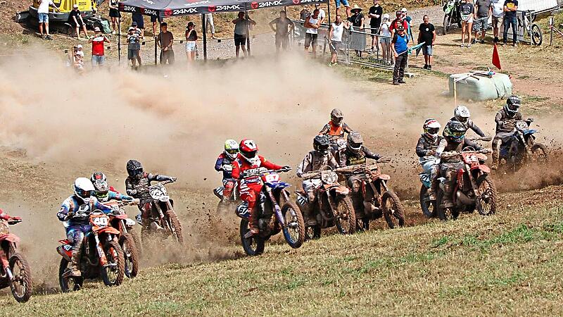 Nach dem Start setzen die Crossfahrer der Klassen MX 1 und MX 2 zur ersten Bergauffahrt an.G&uuml;nther Geiling