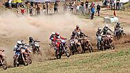 Nach dem Start setzen die Crossfahrer der Klassen MX 1 und MX 2 zur ersten Bergauffahrt an.G&uuml;nther Geiling
