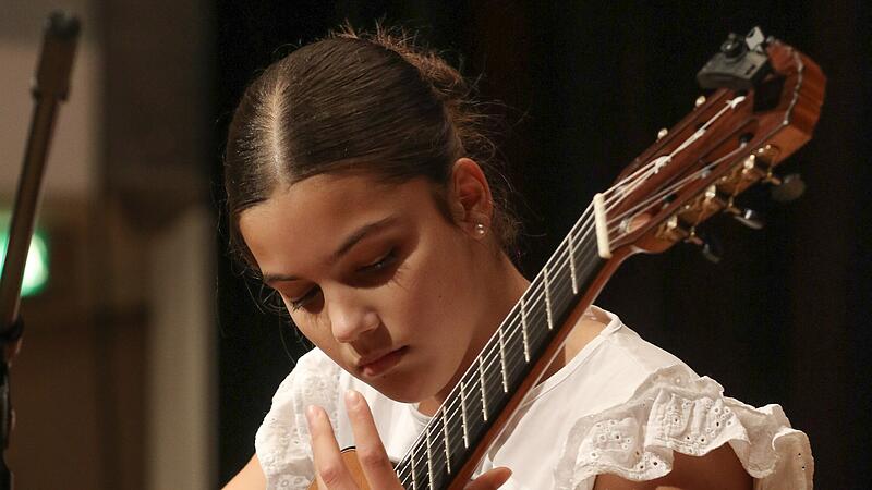 Romy Luba Resatsch aus Bamberg spielt gro&szlig;artige Gitarre