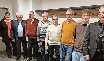 Stefanie Stahl (Vorstand, links) und Reiner Wehner (Vorstand, ganz rechts) beglückwünschen Armin Faber (Ehrung 50 Jahre und Ehrenmitglied), Heinz Wehner (Ehrung 70 Jahre), Werner Schultheis (Ehrung 60 Jahre), Walter Voll (Ehrung 60 Jahre), Helmut ... Stefanie Stahl (Vorstand, links) und Reiner Wehner (Vorstand, ganz rechts) beglückwünschen Armin Faber (Ehrung 50 Jahre und Ehrenmitglied), Heinz Wehner (Ehrung 70 Jahre), Werner Schultheis (Ehrung 60 Jahre), Walter Voll (Ehrung 60 Jahre), Helmut ...