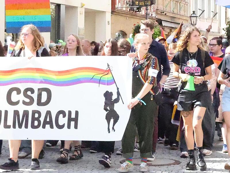 Ein langer Demonstrationszug zieht durch die Stadt: Mehrere hundert Menschen setzen sich f&uuml;r Vielfalt ein.
