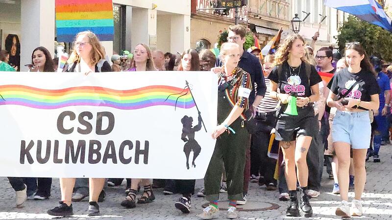 Ein langer Demonstrationszug zieht durch die Stadt: Mehrere hundert Menschen setzen sich f&uuml;r Vielfalt ein.