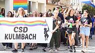 Ein langer Demonstrationszug zieht durch die Stadt: Mehrere hundert Menschen setzen sich für Vielfalt ein. Ein langer Demonstrationszug zieht durch die Stadt: Mehrere hundert Menschen setzen sich für Vielfalt ein.