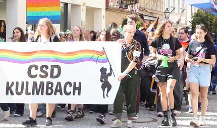 Ein langer Demonstrationszug zieht durch die Stadt: Mehrere hundert Menschen setzen sich f&uuml;r Vielfalt ein.