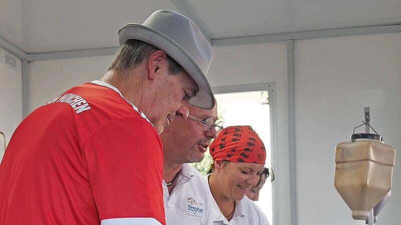 B&uuml;rgermeister Gerhard Wunder musste eine Stunde lang im Bayern-Trikot Bratwurst braten &ndash; und das als Fan des 1. FC K&ouml;ln.