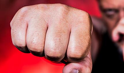 Zu einer Massenschl&auml;gerei mit etwa 14 Beteiligten am Samstagmorgen am Gr&uuml;nen Markt sucht die Polizei noch Zeugen.