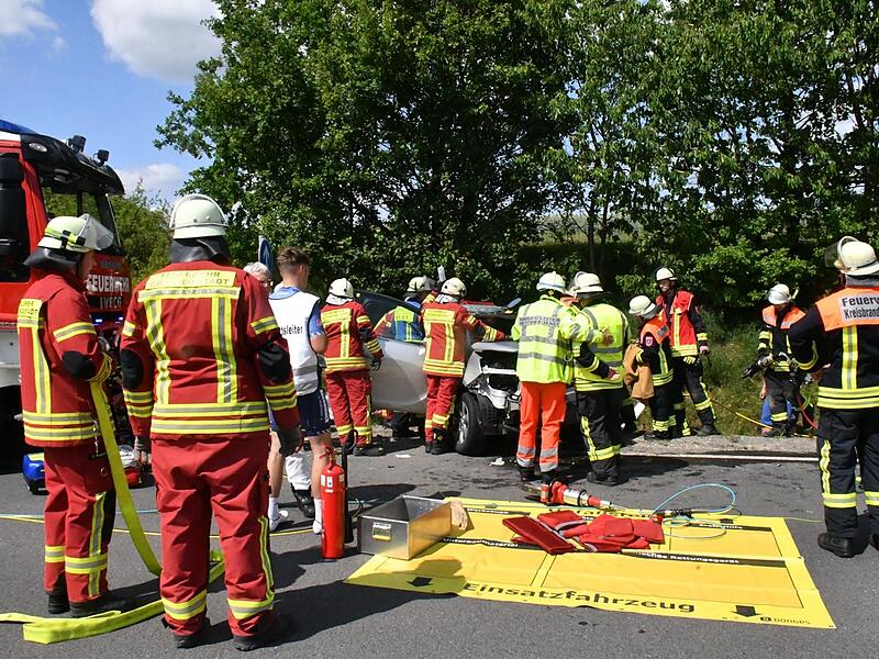 Bei dem schweren Verkehrsunfall waren zahlreiche Einsatzkräfte vor Ort.