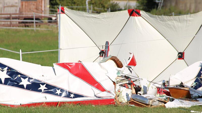 Neben einer Pferdekoppel in Poppenholz war der 47-jährige Kunstflieger im September 2020 mit seinem Doppeldecker tödlich abgestürzt.