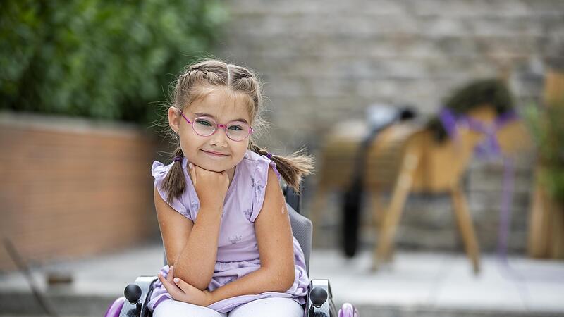 Emma leidet an AMC, einer bisher unheilbaren Krankheit, die ihre Beweglichkeit stark einschr&auml;nkt.