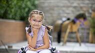 Emma leidet an AMC, einer bisher unheilbaren Krankheit, die ihre Beweglichkeit stark einschränkt. Emma leidet an AMC, einer bisher unheilbaren Krankheit, die ihre Beweglichkeit stark einschränkt.