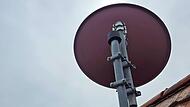 Ist die Satellitenschüssel auf dem Dach schwer zugänglich, kommt ein LNB-Tausch oder sonstige Wartung nur bei gutem Wetter in Frage.