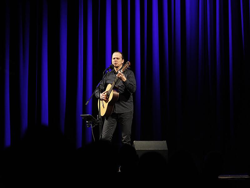 Stefan Eichner sang in der Kulturfabrik Lieder von Reinhard Mey.