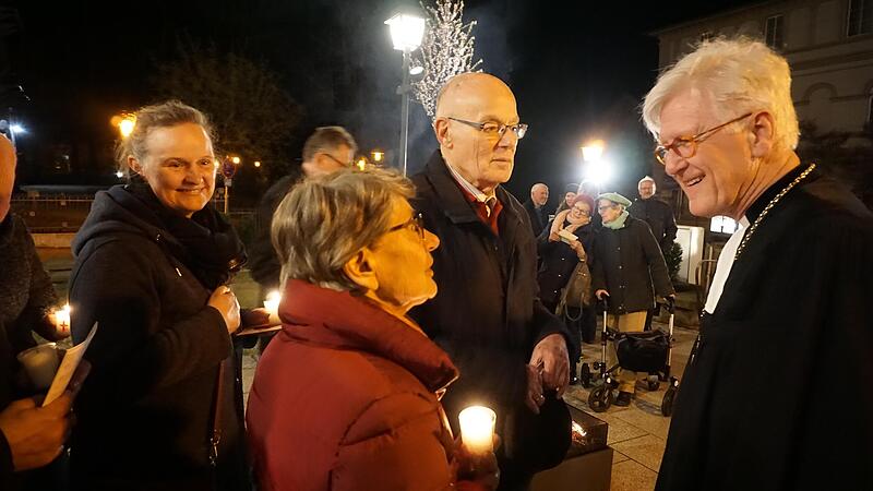 Zeit f&uuml;r Menschen nach sich der Landesbischof Heinrich Bedford-Strohm im Anschluss an die Osternachtsfeier. Im Bild Hermine und Fritz Schrey, die ihre Diamantene Hochzeit begehen.