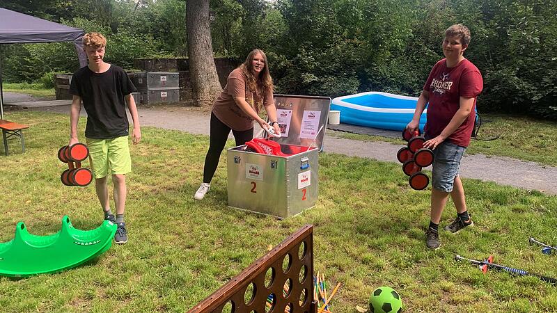 Simon Eusemann, Lara Reu&szlig; und Max Br&uuml;ckner bereiten die Spielger&auml;te im J&ouml;rgentorpark vor. Noch bis 8. September k&ouml;nnen Kinder dieses Angebot der Stadt nutzen.