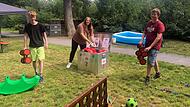 Simon Eusemann, Lara Reu&szlig; und Max Br&uuml;ckner bereiten die Spielger&auml;te im J&ouml;rgentorpark vor. Noch bis 8. September k&ouml;nnen Kinder dieses Angebot der Stadt nutzen.