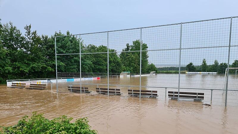 Hochwasser auf dem Sportplatz in Steinsfeld