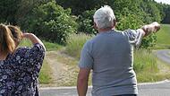Für Andrea Leicht (links) und Ottmar Völlner gehört das Genießen der Landschaft unverzichtbar zum Wandern dazu. Deswegen orientieren sich die Wanderfreunde Höchstadt mit Prospekten und Karten, um beim Laufen nicht ständig aufs Handy starren zu müs...
