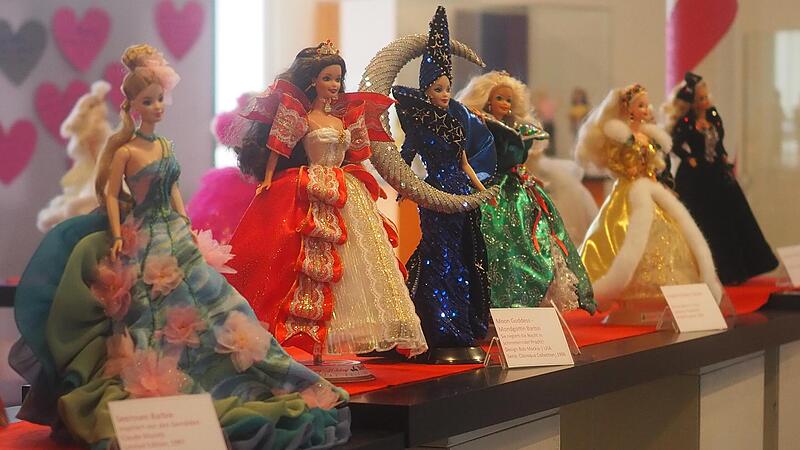 Die Ausstellung verfügt über rund 70 Barbies, die alle im Besitz des Museum sind. Die meisten Puppen sind aus den 70er und 80er Jahren. Die Ausstellung verfügt über rund 70 Barbies, die alle im Besitz des Museum sind. Die meisten Puppen sind aus den 70er und 80er Jahren.