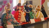 Die Ausstellung verfügt über rund 70 Barbies, die alle im Besitz des Museum sind. Die meisten Puppen sind aus den 70er und 80er Jahren.