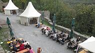 Gäste genießen die letzten Spätsommertage auf der Trimburg. Ende des Monats schließt die Burgruine ihre Tore für den Winter.