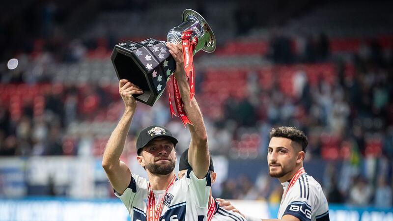 M&uuml;ller von den Vancouver Whitecaps mit Voyageurs Cup