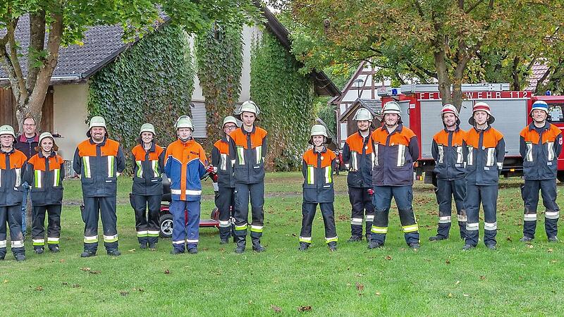 Das Foto zeigt die beiden erfolgreichen Gruppen der Feuerwehr Unterpreppach mit (von links) Christian Kuhn, Sven Kuhn, KBM Jonas Ludewig, Tobias Schwengler, Ausbilder J&uuml;rgen Porzner, Tamara Heinemann, Dominik Pr&auml;ger, Anja Thein, Fabian B&uuml;hling, Patrick Schneider, Niklas Derra, Gruppenf&uuml;hrerin Jasmin Schwengler, Jakob Groh, Max Deublein, Matthias Klopf, Christian Konrad, Ingo Heinemann, Tobias Hau, Matthias Lurz, Andreas Platzer.
