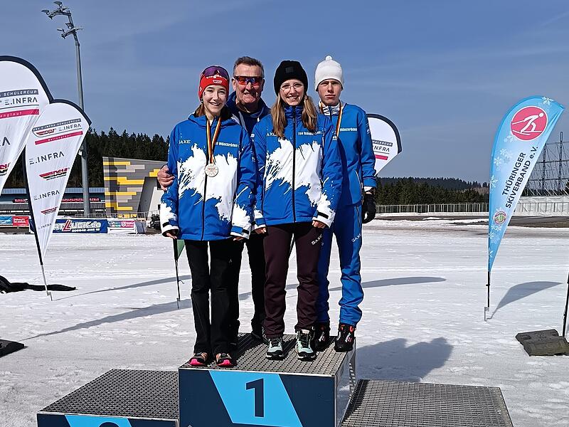 Sie haben w&auml;hrend der ganzen Saison hervorragende Ergebnisse erzielt: die jungen Skilangl&auml;ufer des TSV M&ouml;nchr&ouml;den Theresa Dressel, Emma Heland und Jonas Bauhofer mit ihrem Trainer David Sch&auml;fer.