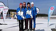 Sie haben w&auml;hrend der ganzen Saison hervorragende Ergebnisse erzielt: die jungen Skilangl&auml;ufer des TSV M&ouml;nchr&ouml;den Theresa Dressel, Emma Heland und Jonas Bauhofer mit ihrem Trainer David Sch&auml;fer.