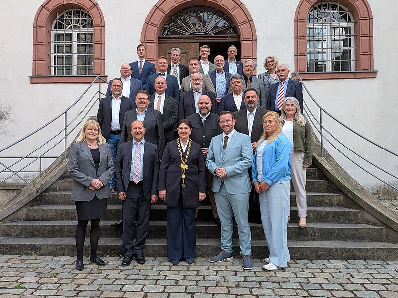 Der neue Kronacher Stadtrat vor der Kulisse des Historischen Rathauses.