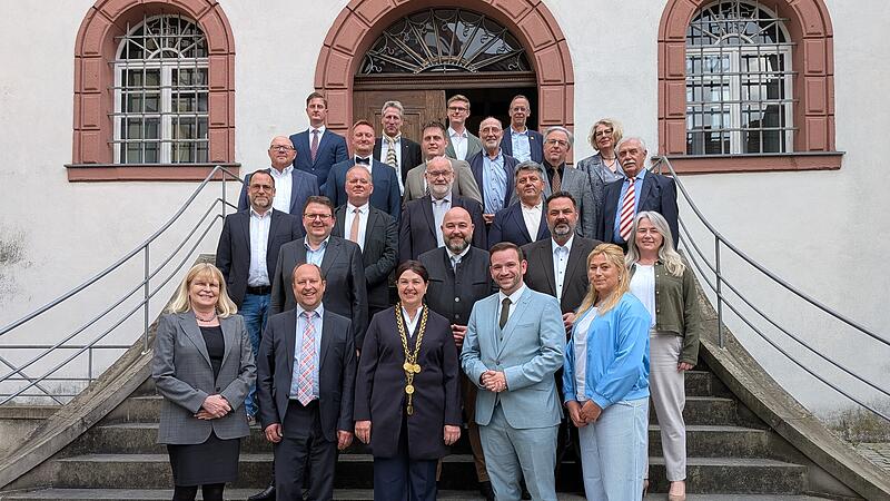 Der neue Kronacher Stadtrat vor der Kulisse des Historischen Rathauses.