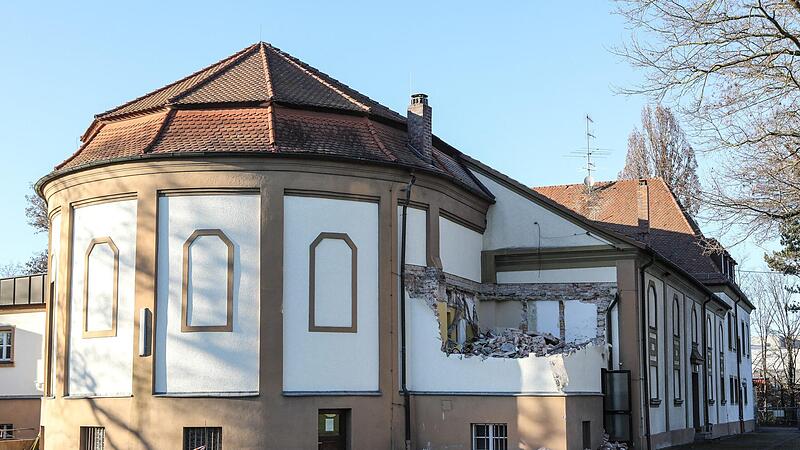 Die Sprecherkabine für den Stadionsprecher ist am Wochenende an der Jahn-Halle bereits abgerissen worden.Forchheim & Fränkische Schweiz Die Sprecherkabine für den Stadionsprecher ist am Wochenende an der Jahn-Halle bereits abgerissen worden.Forchheim & Fränkische Schweiz