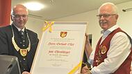 Gerhard Eller (rechts) ist neuer Ehrenbürger der Gemeinde Pfarrweisach. Bürgermeister Markus Oppelt überreichte ihm die Ernennungsurkunde am Samstagabend im Rahmen des Frühlingskonzerts der Blasmusik Kraisdorf in der Frauengrundhalle in Ebern.