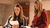 Die Friedenserkl&auml;rung von H&ouml;chstadt aus dem Jubil&auml;umsjahr 2003 ist so aktuell wie lange nicht. In ukrainischer und deutscher Sprache trugen sie Julia Delimarska (links) und Diana Rupprecht vor.