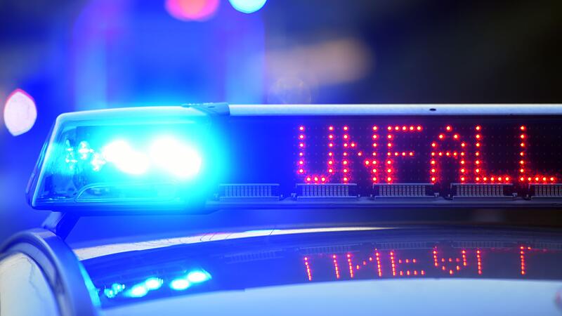 Polizei sichert Unfallstelle Polizei sichert Unfallstelle