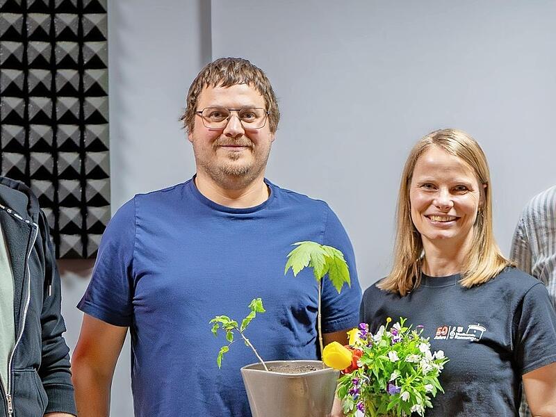 Der neue Vorstand bedankt sich bei der langj&auml;hrigen Vorsitzenden. Von links: Andreas K&ouml;blitz (Vorstand Nachwuchsarbeit), Dominic Wolf (Vorstand Wirtschaftsbetrieb), Bettina Bonengel (ehemalige Vorst&auml;ndin), Marvin Kiesel (Vorstand Operatives).