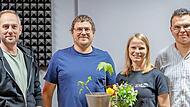 Der neue Vorstand bedankt sich bei der langj&auml;hrigen Vorsitzenden. Von links: Andreas K&ouml;blitz (Vorstand Nachwuchsarbeit), Dominic Wolf (Vorstand Wirtschaftsbetrieb), Bettina Bonengel (ehemalige Vorst&auml;ndin), Marvin Kiesel (Vorstand Operatives).