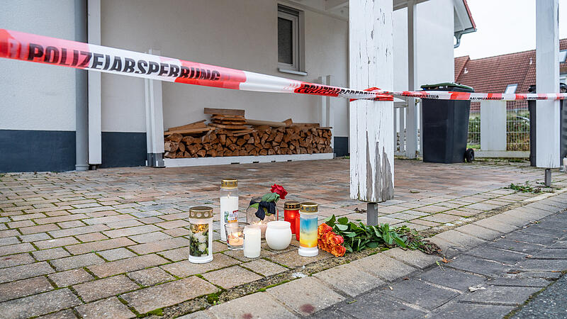 Trauer in Weisendorf nach FamiliendramaBilder der Trauer: Weisendorf gedenkt der Toten Einen Tag nach dem in Weisendorf ein 17-Jähriger seine Schwester tötete, herrscht Fassungslosigkeit in der 6800-Einwohner-Gemeinde. Im Laufe des Samstags stellen immer mehr Weisendorfer Gedenkkerzen vor dem Haus der Familie im Viertel Gerbersleite auf.