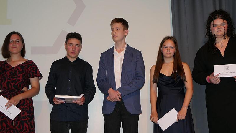 Abschlussfeier der Dr.-Auguste-Kirchner-Realschule Ha&szlig;furt: Manjana Lenhart, Jan Kuchar, Hannes Weber sowie Sina Bedenk und Mia Moser erzielten jeweils die besten Gesamtleistungen (von links). Sina Bedenk und Mia Moser waren zugleich auch die Best...
