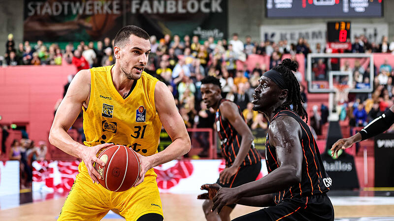 Daniel Keppeler (links) im Duell mit dem Chemnitzer Aher Uguak. Im Schnitt kommt der gebürtige Nürnberger auf 4,7 Punkte, 2,2 Rebounds und 1,1 Blocks.