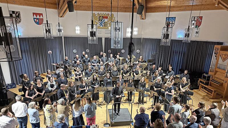 Schlussapplaus nach dem Konzert „Von großen und kleinen Helden“. Schlussapplaus nach dem Konzert „Von großen und kleinen Helden“.