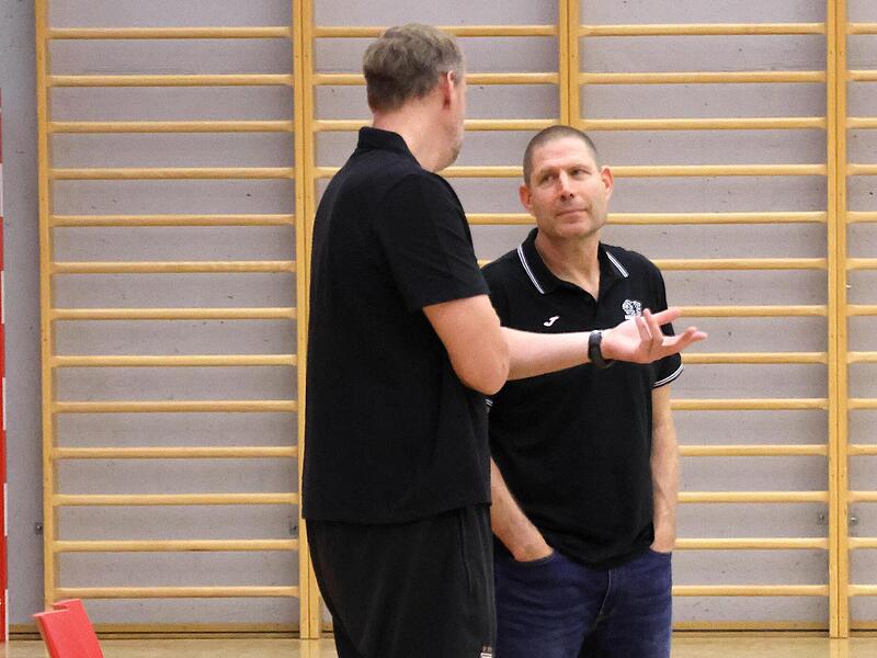Kennen sich noch gut aus Bamberger Tagen: Der ehemalige Baskets-Headcoach Oren Amiel (rechts) und Baskets-Assistenztrainer Arne Woltmann.