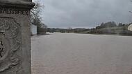 Blick von der Barockbrücke in Frickendorf Richtung Bramburg, dem Schloßberg. Vorn das braune Wasser der Baunach