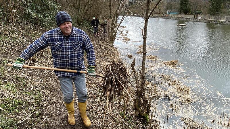 Der Angelsportverein Hammelburg pflegt den Schlossweiher vor dem Kellereischloss in Hammelburg.