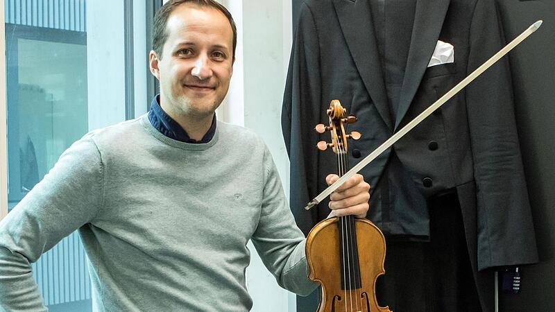 Mit Geige, Frack und nagelneuem Sping im Hintergrund: Coburgs Konzertmeister Martin Emmerich in einem der neuen Stimmzimmer des Philharmonischen Orchesters in den Globe-Neben-Geb&auml;uden.