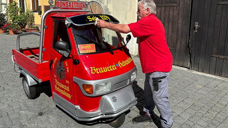 Noch schnell ein bisschen Putzen fürs Foto: Fritz Hebendanz aus Forchheim und seine Piaggio Ape