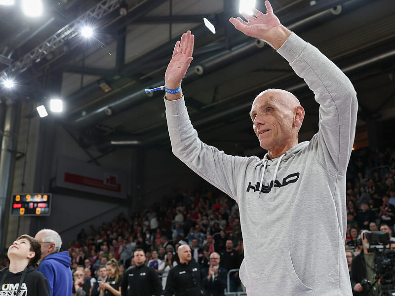 Wolfgang Heyder im M&auml;rz 2025 in der Brose-Arena bei der Pr&auml;sentation der Bamberger Meistermannschaft von 2005.
